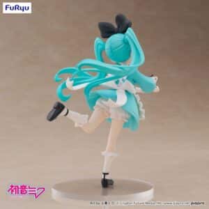 FuRyu Hatsune Miku Figur in Wonderland Version im blau-weißen Alice-Kostüm mit Teetasse und großer schwarzer Schleife.