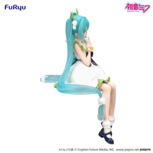 FuRyu Hatsune Miku Figur als Flower Fairy Lily of the Valley im weiß-grünen Kleid mit Maiglöckchen-Haarschmuck in sitzender Pose.