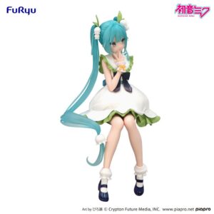 FuRyu Hatsune Miku Figur als Flower Fairy Lily of the Valley im weiß-grünen Kleid mit Maiglöckchen-Haarschmuck in sitzender Pose.