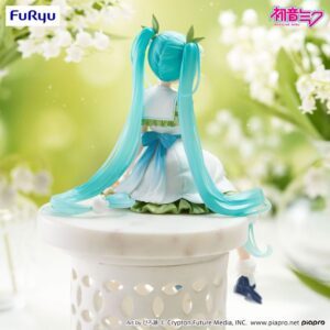 FuRyu Hatsune Miku Figur als Flower Fairy Lily of the Valley im weiß-grünen Kleid mit Maiglöckchen-Haarschmuck in sitzender Pose.