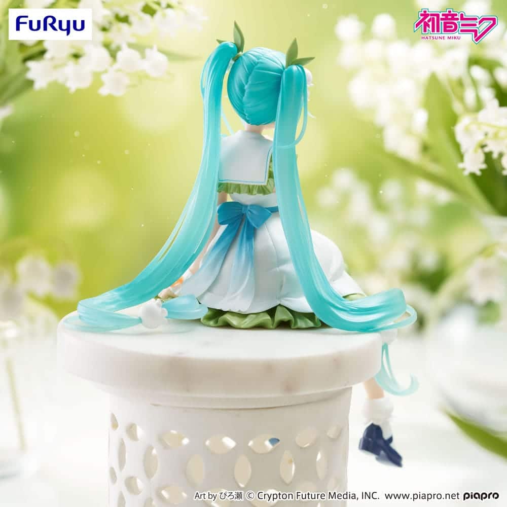 FuRyu Hatsune Miku Figur als Flower Fairy Lily of the Valley im weiß-grünen Kleid mit Maiglöckchen-Haarschmuck in sitzender Pose.