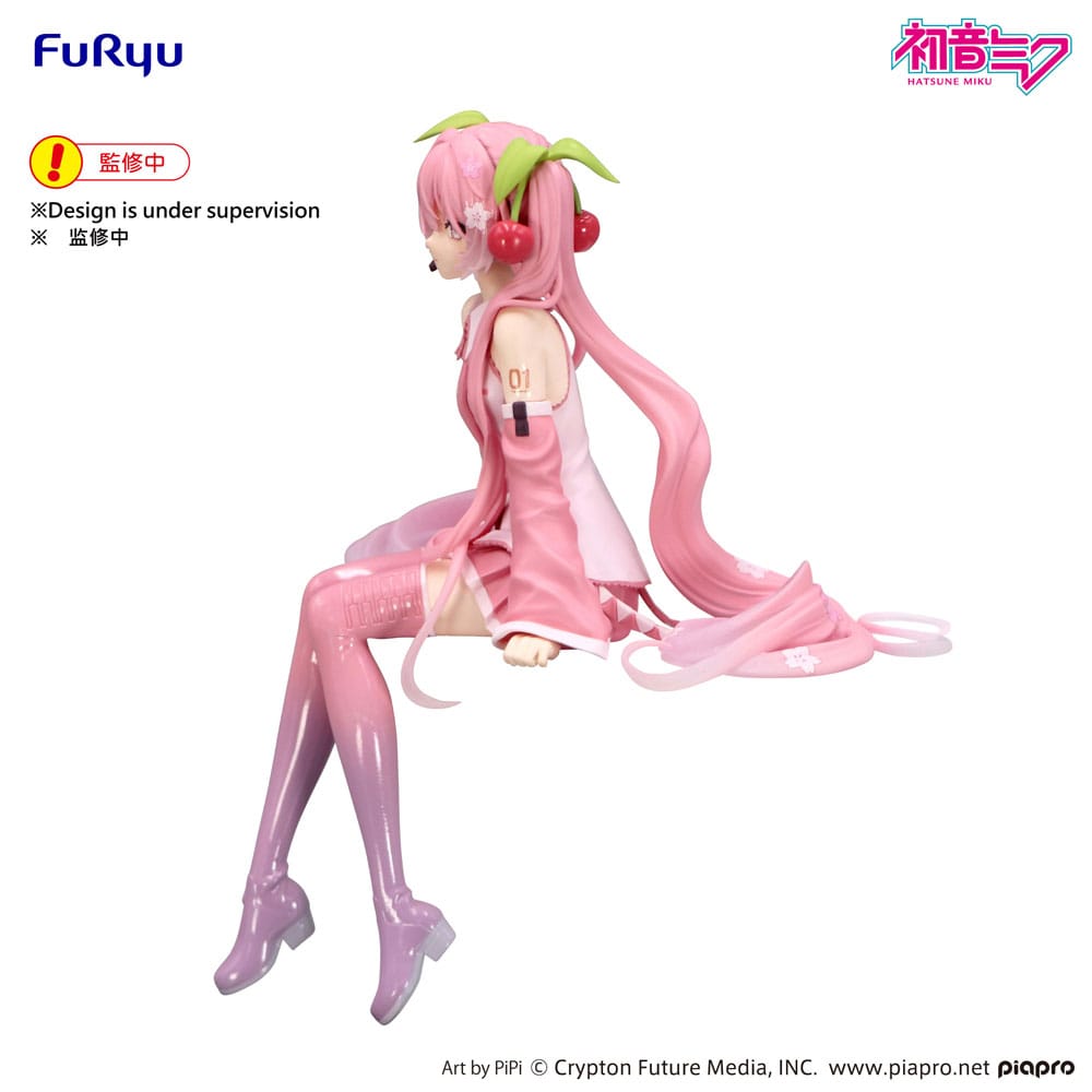 FuRyu Hatsune Miku Figur als Sakura Version 2026 in rosafarbenem Outfit mit Kirschen-Haarschmuck in sitzender Pose.
