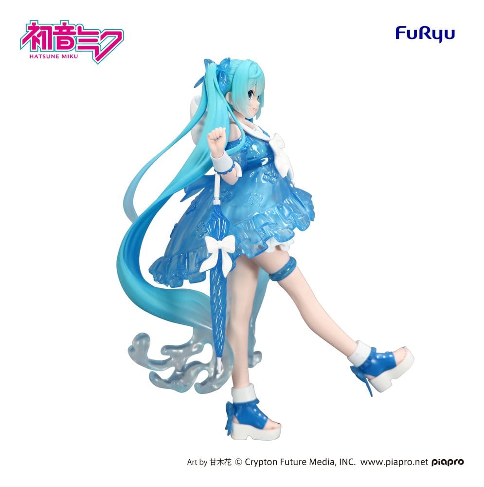 FuRyu Hatsune Miku Figur in Rainy Dance Version mit blauem Regenschirm und transparentem Kleid beim Tanzen.
