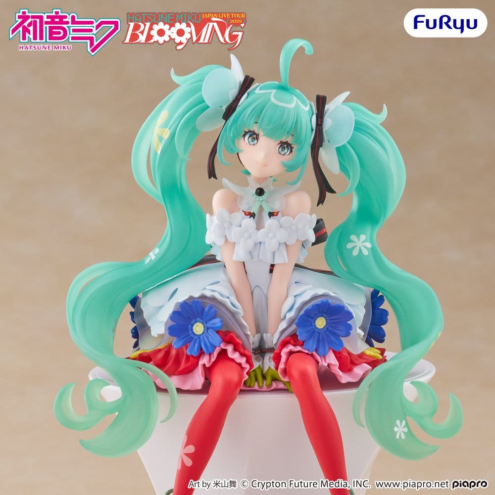 FuRyu Hatsune Miku Figur zur Japan Live Tour 2025 Blooming in blumigem Outfit mit roten Strümpfen in sitzender Pose.