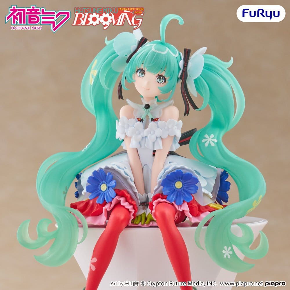 FuRyu Hatsune Miku Figur zur Japan Live Tour 2025 Blooming in blumigem Outfit mit roten Strümpfen in sitzender Pose.