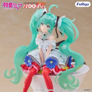 FuRyu Hatsune Miku Figur zur Japan Live Tour 2025 Blooming in blumigem Outfit mit roten Strümpfen in sitzender Pose.