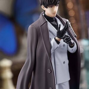 Good Smile Company Pop Up Parade Figur von Mo Xu aus Love&Producer im hellen Anzug mit dunklem Mantel und Handschuhen.