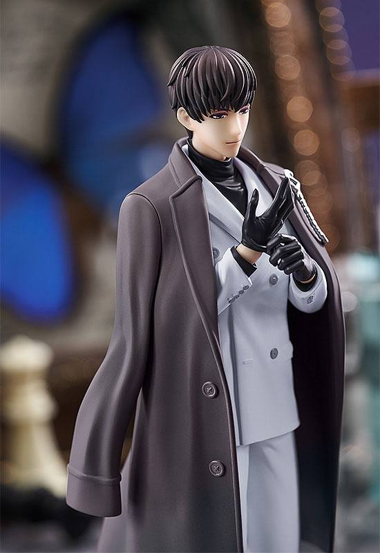 Good Smile Company Pop Up Parade Figur von Mo Xu aus Love&Producer im hellen Anzug mit dunklem Mantel und Handschuhen.
