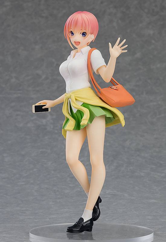 Good Smile Company Pop Up Parade Figur von Ichika Nakano aus Quintessential Quintuplets winkend mit Smartphone und Schuluniform.
