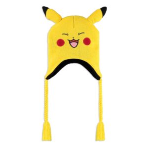 Gelbe Pokémon Skimütze im Pikachu-Design mit 3D-Ohren, roten Bäckchen und gelben Flechtkordeln mit Quasten.