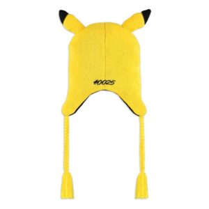 Gelbe Pokémon Skimütze im Pikachu-Design mit 3D-Ohren, roten Bäckchen und gelben Flechtkordeln mit Quasten.