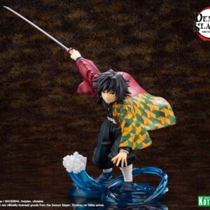Kotobukiya Demon Slayer ARTFX J Figur von Giyu Tomioka mit erhobenem Schwert und Wasser-Effekt-Base.