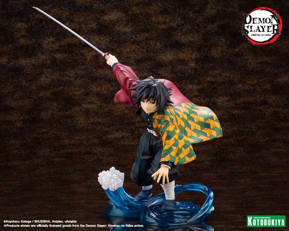 Kotobukiya Demon Slayer ARTFX J Figur von Giyu Tomioka mit erhobenem Schwert und Wasser-Effekt-Base.