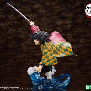 Kotobukiya Demon Slayer ARTFX J Figur von Giyu Tomioka mit erhobenem Schwert und Wasser-Effekt-Base.