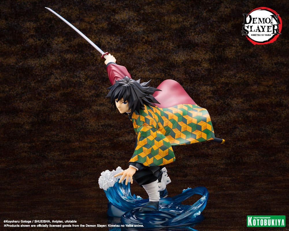 Kotobukiya Demon Slayer ARTFX J Figur von Giyu Tomioka mit erhobenem Schwert und Wasser-Effekt-Base.