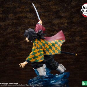 Kotobukiya Demon Slayer ARTFX J Figur von Giyu Tomioka mit erhobenem Schwert und Wasser-Effekt-Base.