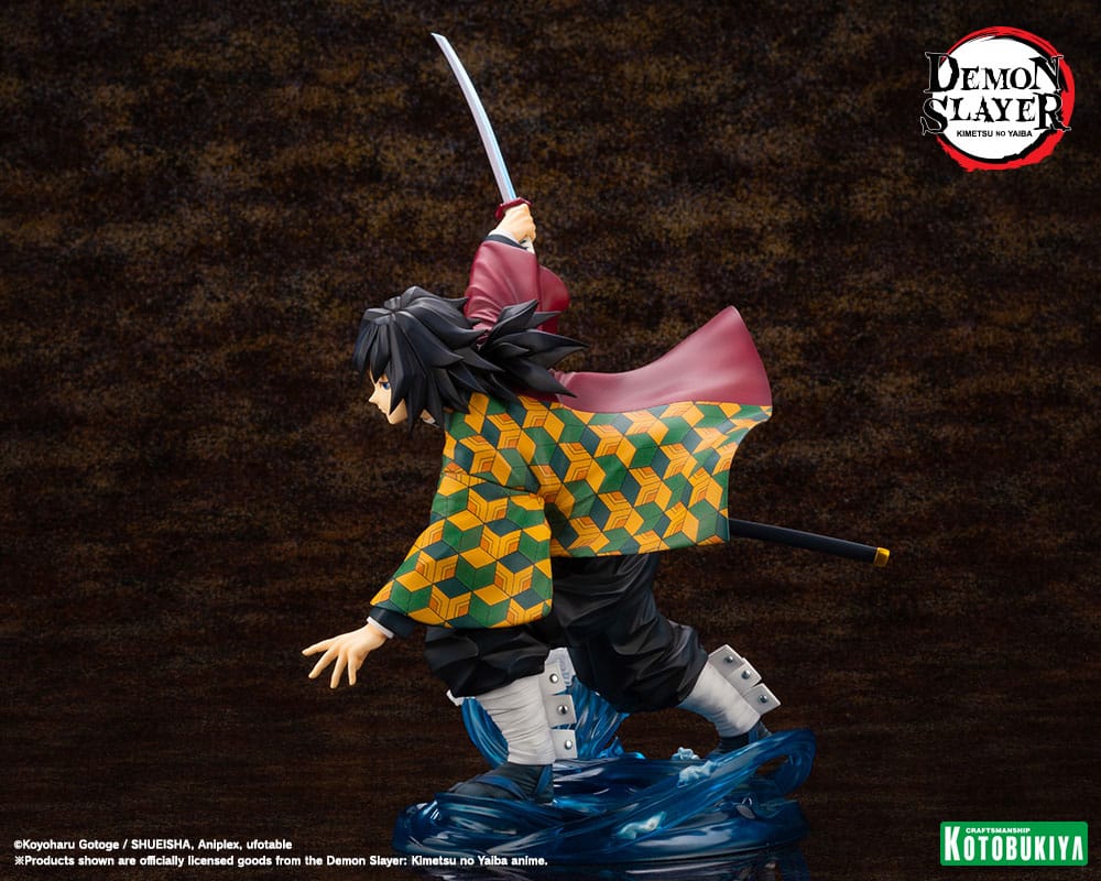 Kotobukiya Demon Slayer ARTFX J Figur von Giyu Tomioka mit erhobenem Schwert und Wasser-Effekt-Base.