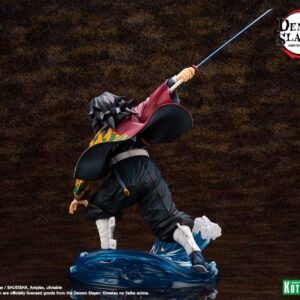 Kotobukiya Demon Slayer ARTFX J Figur von Giyu Tomioka mit erhobenem Schwert und Wasser-Effekt-Base.