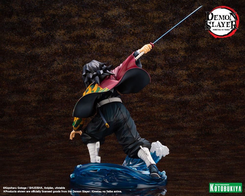 Kotobukiya Demon Slayer ARTFX J Figur von Giyu Tomioka mit erhobenem Schwert und Wasser-Effekt-Base.