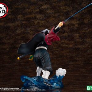 Kotobukiya Demon Slayer ARTFX J Figur von Giyu Tomioka mit erhobenem Schwert und Wasser-Effekt-Base.