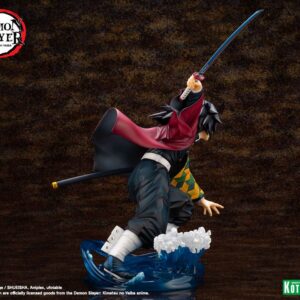Kotobukiya Demon Slayer ARTFX J Figur von Giyu Tomioka mit erhobenem Schwert und Wasser-Effekt-Base.