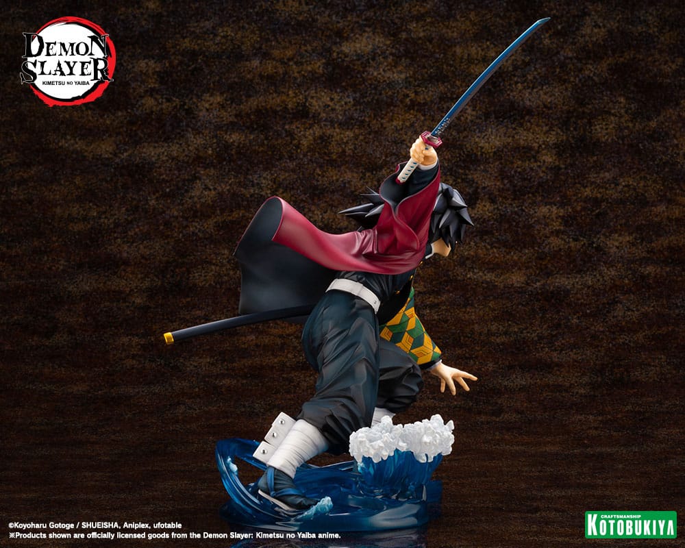 Kotobukiya Demon Slayer ARTFX J Figur von Giyu Tomioka mit erhobenem Schwert und Wasser-Effekt-Base.