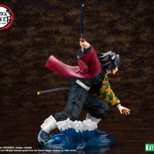 Kotobukiya Demon Slayer ARTFX J Figur von Giyu Tomioka mit erhobenem Schwert und Wasser-Effekt-Base.