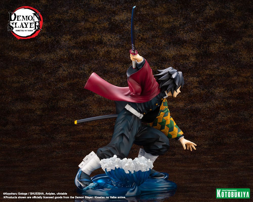 Kotobukiya Demon Slayer ARTFX J Figur von Giyu Tomioka mit erhobenem Schwert und Wasser-Effekt-Base.