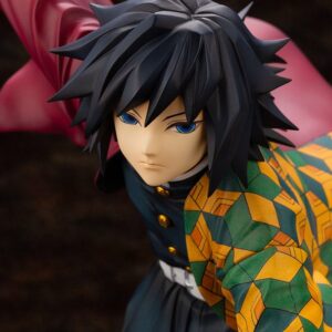 Kotobukiya Demon Slayer ARTFX J Figur von Giyu Tomioka mit erhobenem Schwert und Wasser-Effekt-Base.
