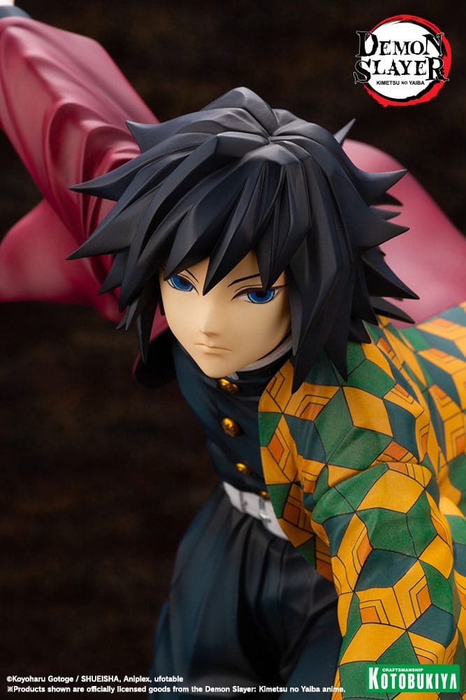 Kotobukiya Demon Slayer ARTFX J Figur von Giyu Tomioka mit erhobenem Schwert und Wasser-Effekt-Base.