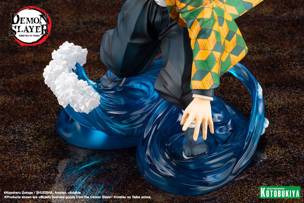 Kotobukiya Demon Slayer ARTFX J Figur von Giyu Tomioka mit erhobenem Schwert und Wasser-Effekt-Base.
