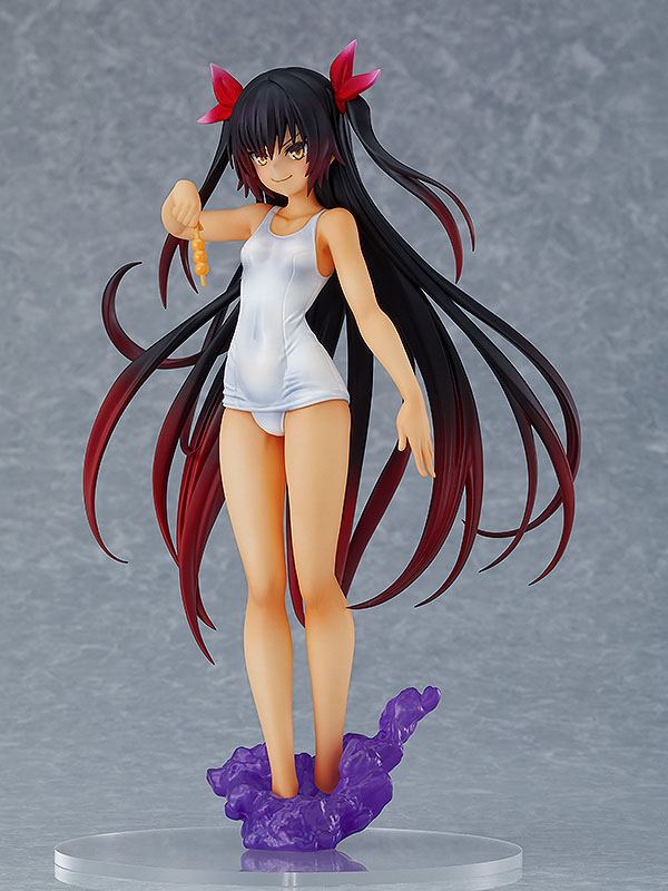 Max Factory Pop Up Parade Figur von Nemesis aus To LOVE-Ru Darkness im weißen Badeanzug mit Dango-Spieß und langen Haaren.