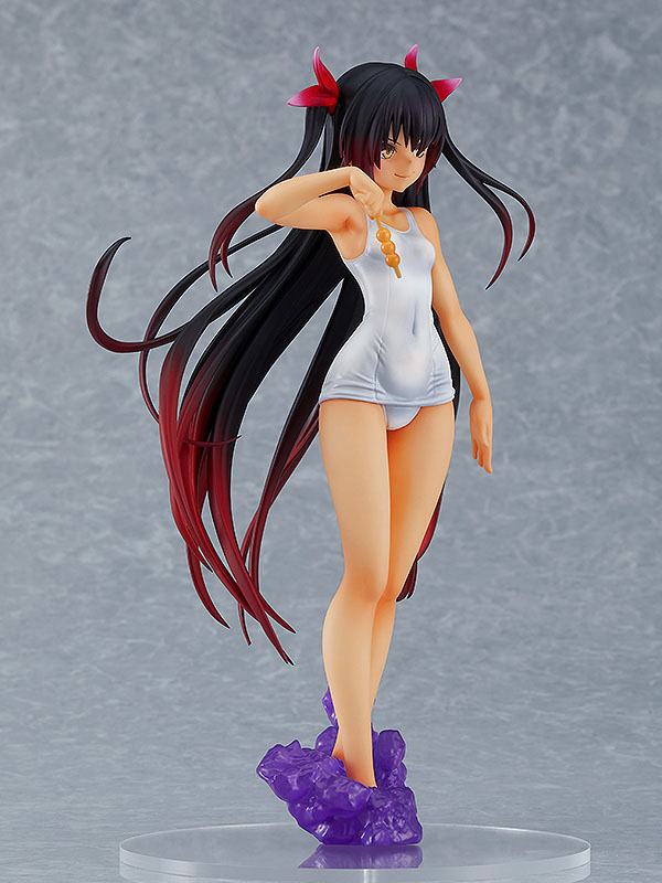 Max Factory Pop Up Parade Figur von Nemesis aus To LOVE-Ru Darkness im weißen Badeanzug mit Dango-Spieß und langen Haaren.