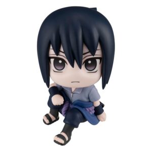 MegaHouse Naruto Shippuden Look Up Chibi-Figur von Sasuke Uchiha in sitzender Pose mit hochschauendem Blick.