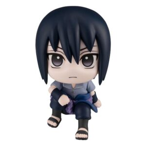 MegaHouse Naruto Shippuden Look Up Chibi-Figur von Sasuke Uchiha in sitzender Pose mit hochschauendem Blick.