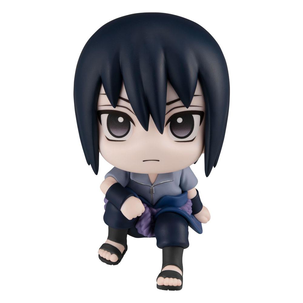 MegaHouse Naruto Shippuden Look Up Chibi-Figur von Sasuke Uchiha in sitzender Pose mit hochschauendem Blick.