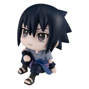 MegaHouse Naruto Shippuden Look Up Chibi-Figur von Sasuke Uchiha in sitzender Pose mit hochschauendem Blick.