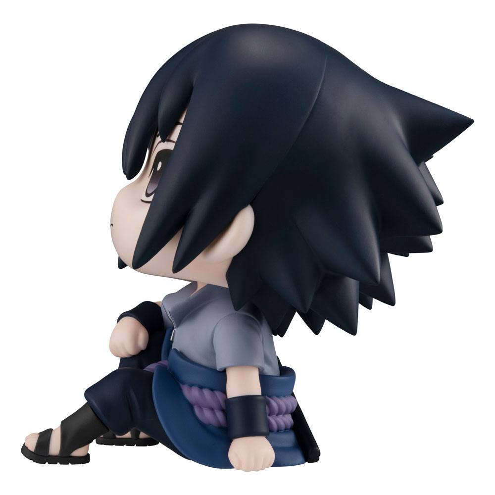 MegaHouse Naruto Shippuden Look Up Chibi-Figur von Sasuke Uchiha in sitzender Pose mit hochschauendem Blick.