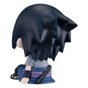 MegaHouse Naruto Shippuden Look Up Chibi-Figur von Sasuke Uchiha in sitzender Pose mit hochschauendem Blick.