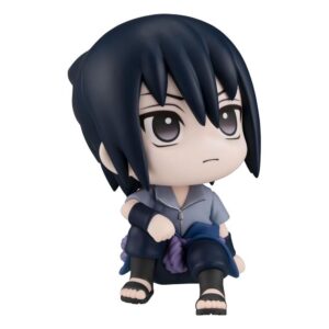 MegaHouse Naruto Shippuden Look Up Chibi-Figur von Sasuke Uchiha in sitzender Pose mit hochschauendem Blick.