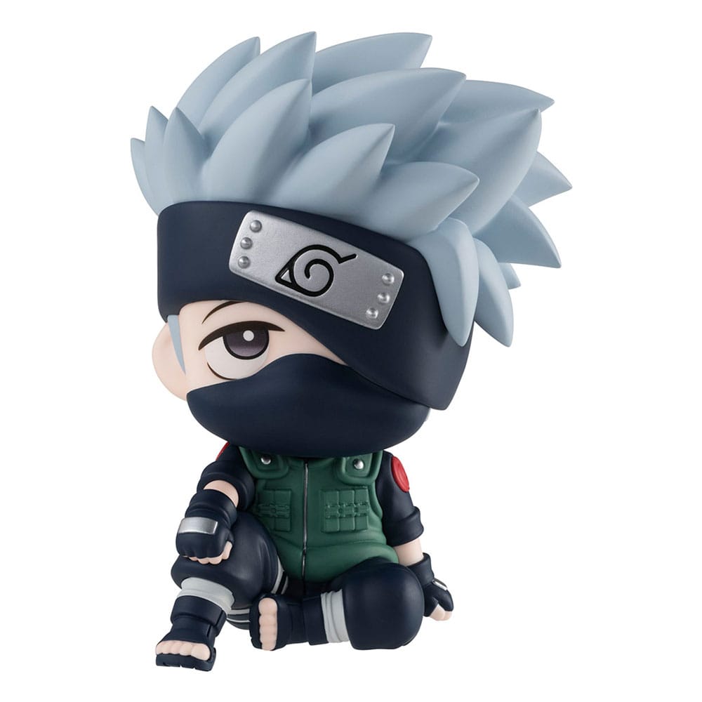 MegaHouse Naruto Shippuden Look Up Chibi-Figur von Kakashi Hatake in sitzender Pose mit Maske und Stirnband.