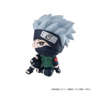 MegaHouse Naruto Shippuden Look Up Chibi-Figur von Kakashi Hatake in sitzender Pose mit Maske und Stirnband.