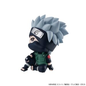MegaHouse Naruto Shippuden Look Up Chibi-Figur von Kakashi Hatake in sitzender Pose mit Maske und Stirnband.