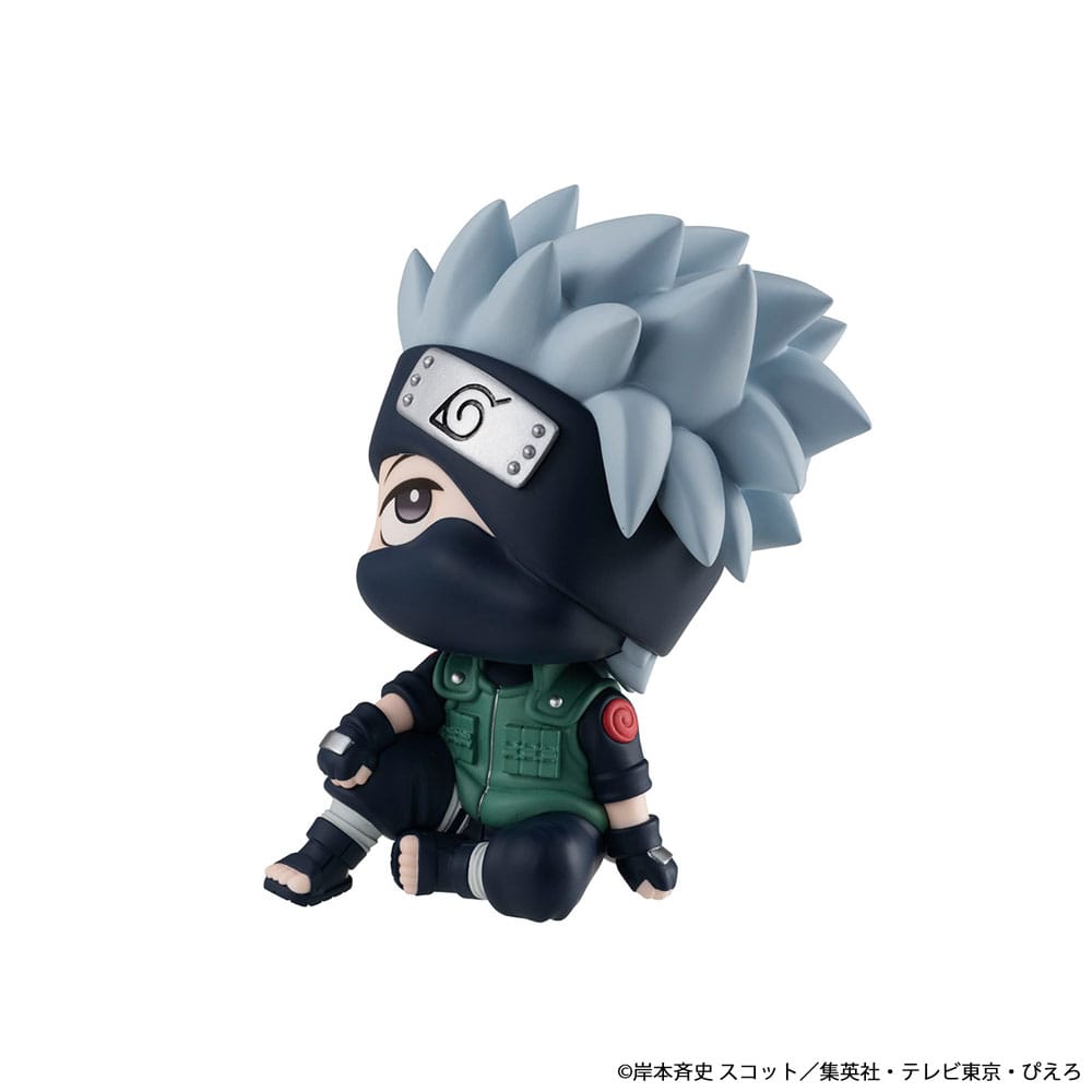 MegaHouse Naruto Shippuden Look Up Chibi-Figur von Kakashi Hatake in sitzender Pose mit Maske und Stirnband.