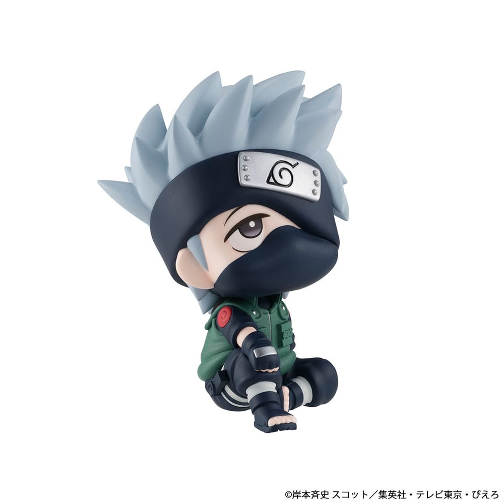 MegaHouse Naruto Shippuden Look Up Chibi-Figur von Kakashi Hatake in sitzender Pose mit Maske und Stirnband.