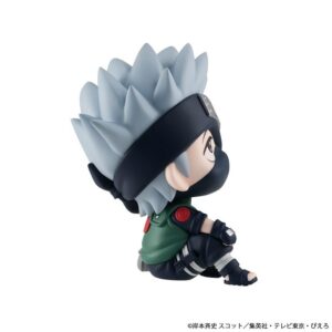 MegaHouse Naruto Shippuden Look Up Chibi-Figur von Kakashi Hatake in sitzender Pose mit Maske und Stirnband.