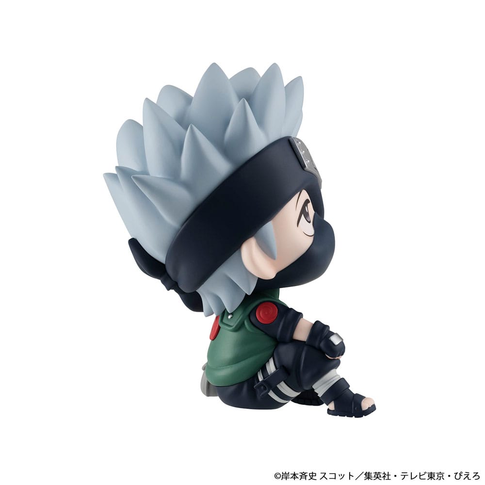 MegaHouse Naruto Shippuden Look Up Chibi-Figur von Kakashi Hatake in sitzender Pose mit Maske und Stirnband.