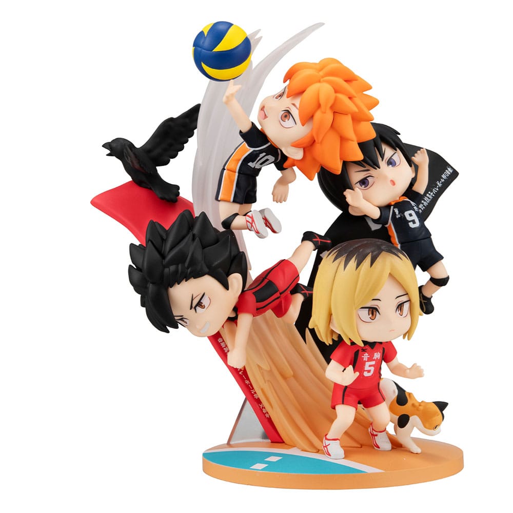 MegaHouse Haikyuu FigUnity Chibi Diorama Figur mit Hinata, Kageyama, Kuroo und Kenma auf Spielfeld-Base.