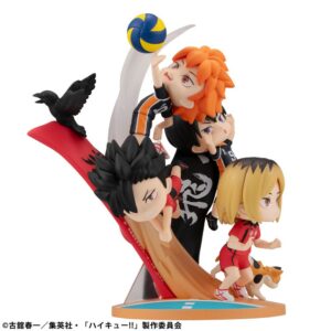 MegaHouse Haikyuu FigUnity Chibi Diorama Figur mit Hinata, Kageyama, Kuroo und Kenma auf Spielfeld-Base.