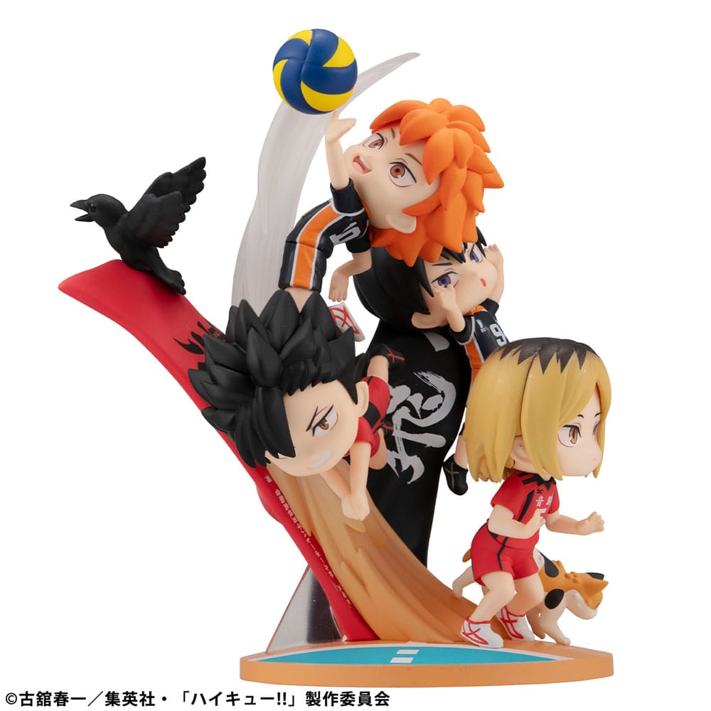 MegaHouse Haikyuu FigUnity Chibi Diorama Figur mit Hinata, Kageyama, Kuroo und Kenma auf Spielfeld-Base.